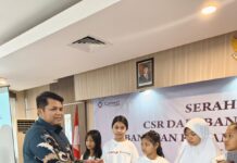 Bank Jatim Bersama Bank NTB Syariah KC Surabaya & IZI Salurkan Bantuan Kacamata Gratis
